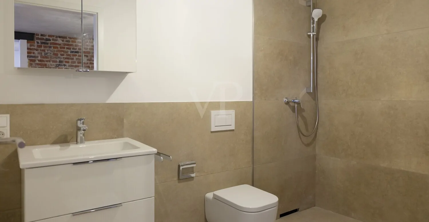 Elegantes G-WC mit Dusche im EG...