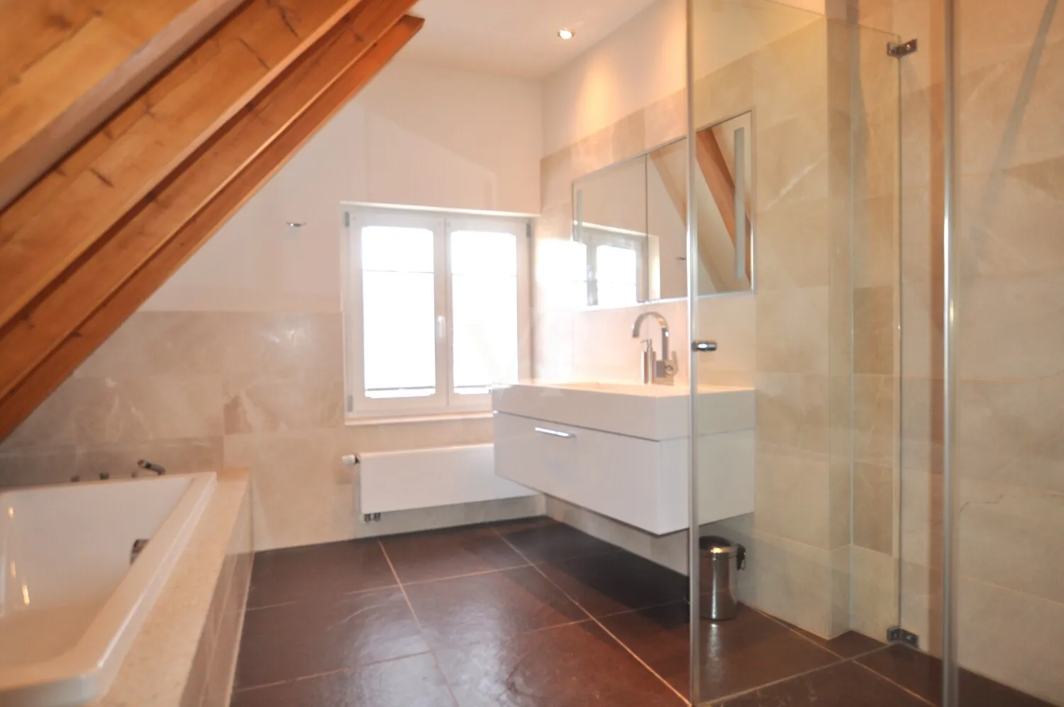 Ebenerdige Dusche und Wanne