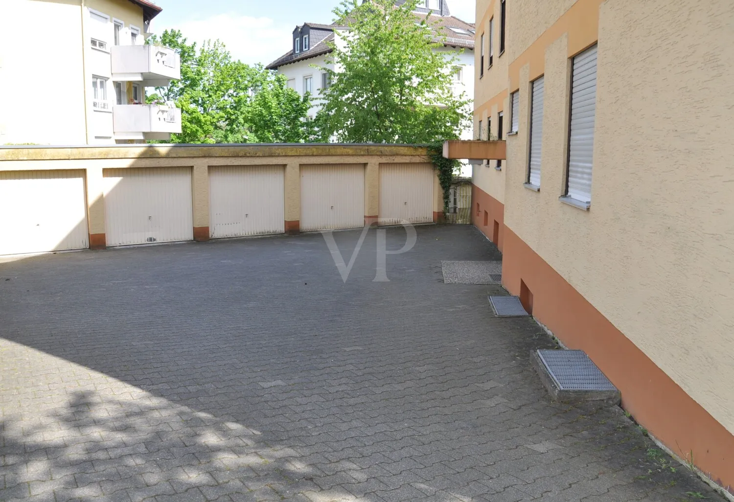 Garagen vor dem Haus