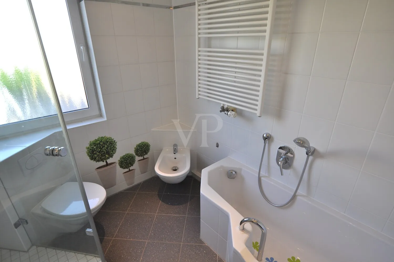 Mit Dusche und Wanne