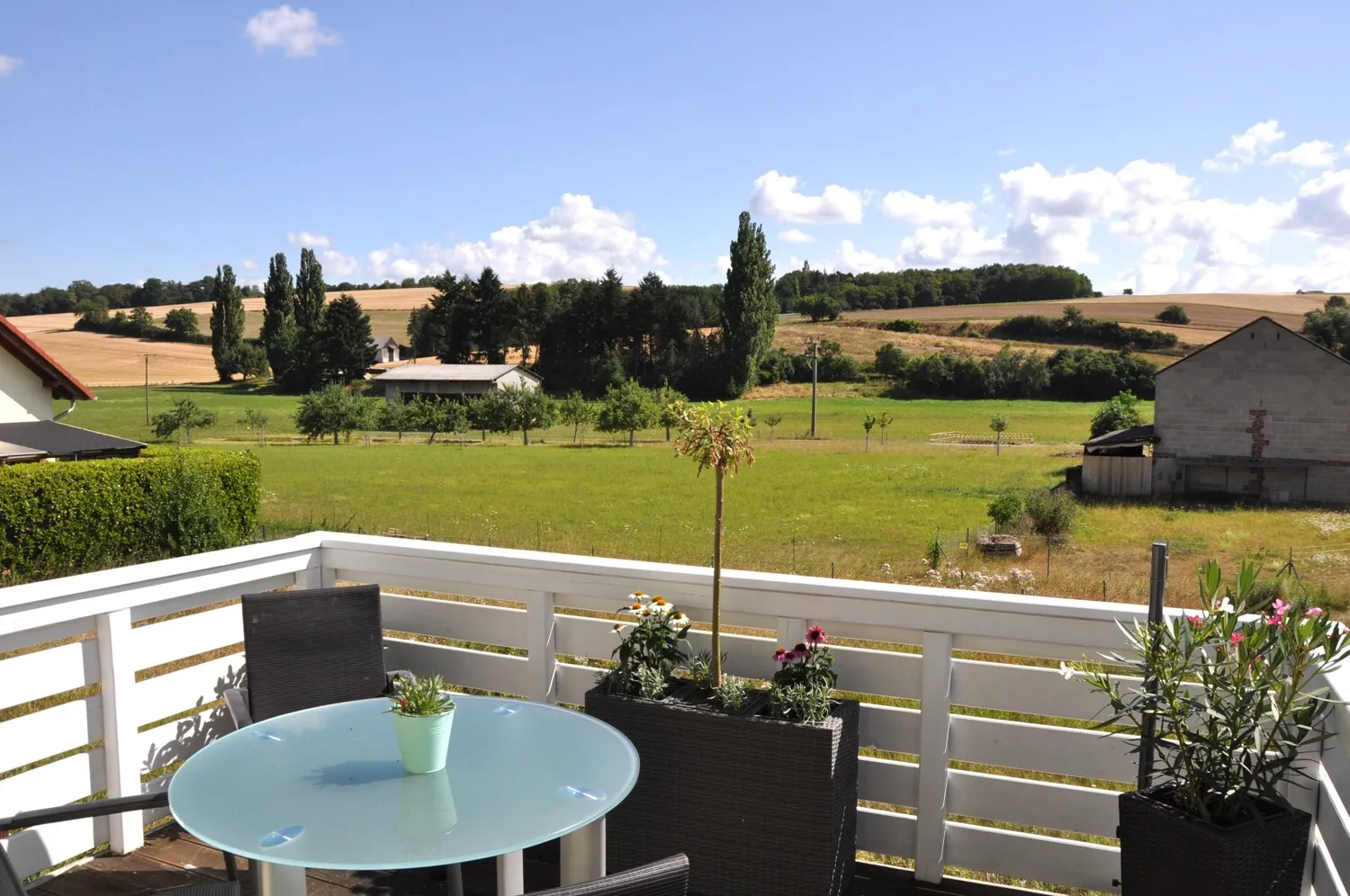 Balkon mit herrlichem Blick in die Natur