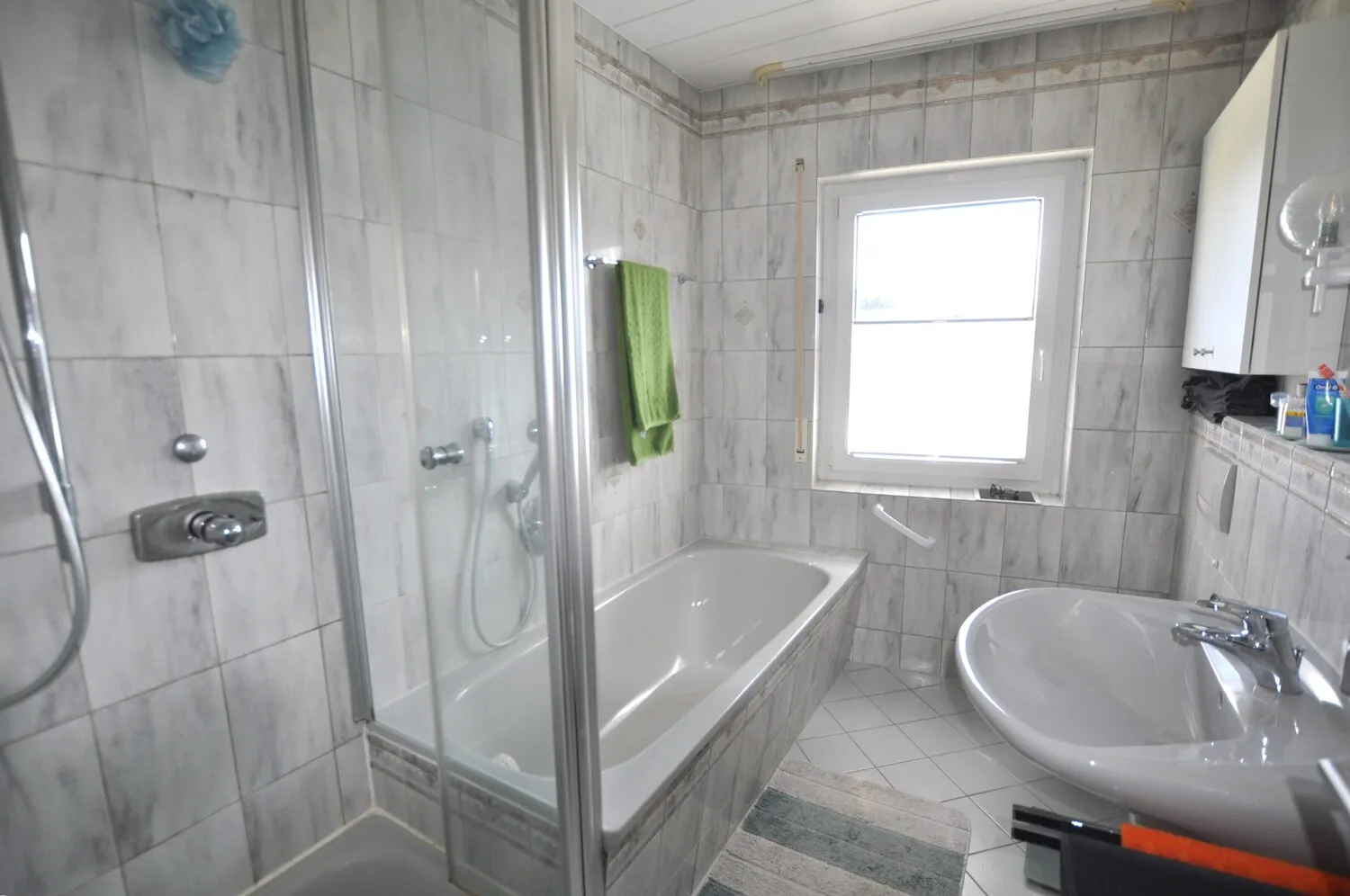 Bad mit Wanne und Dusche