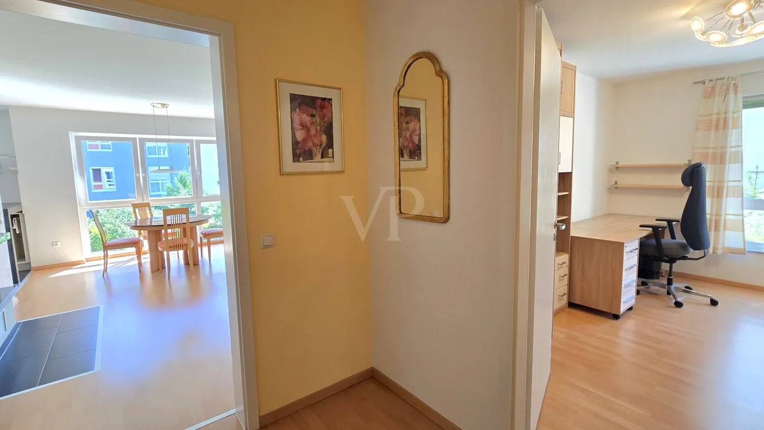 Flur mit Blick Richtung WZ und Arbeitszimmer