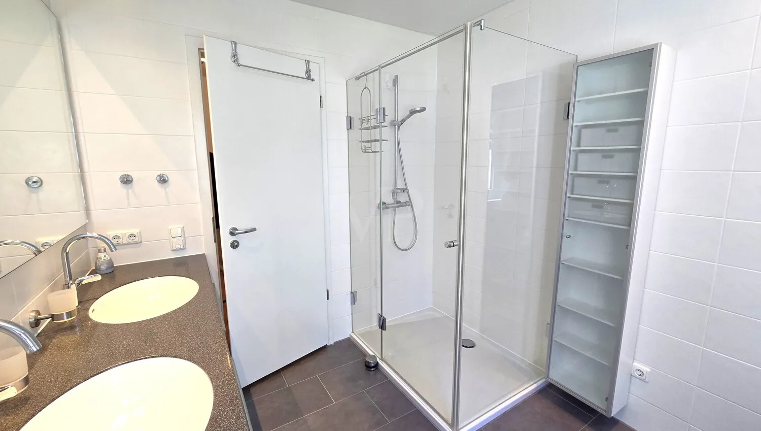 Modernes Duschbad