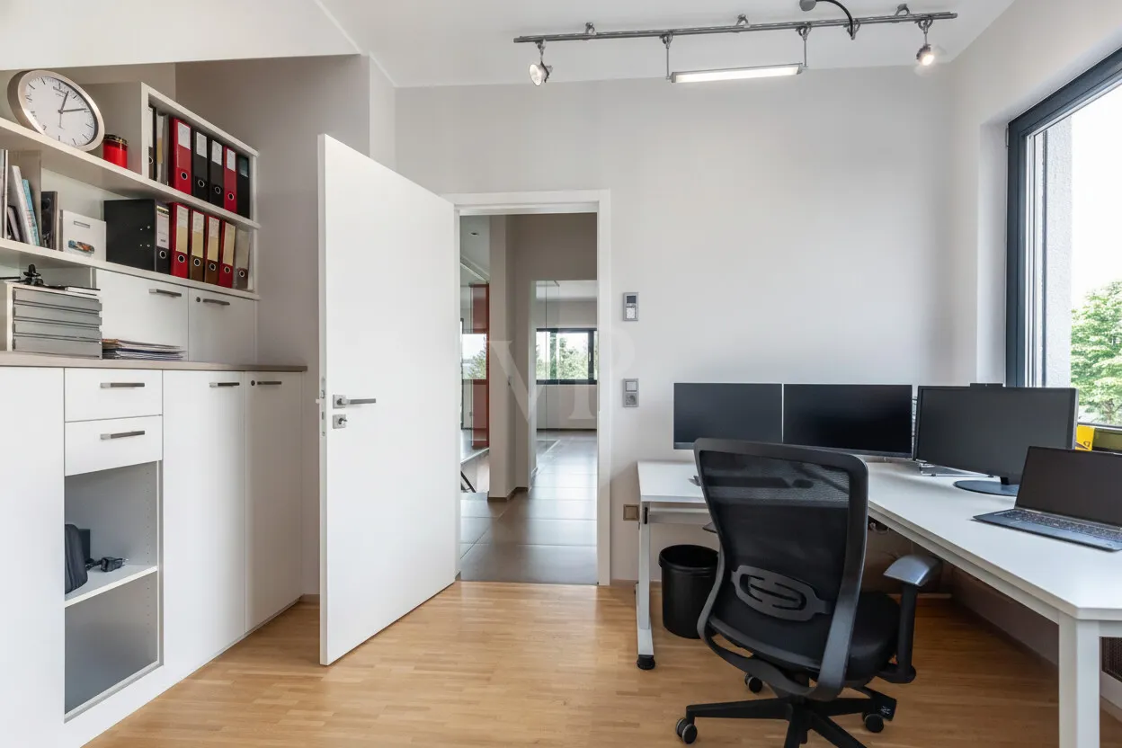 Arbeitszimmer mit Einbauschrank