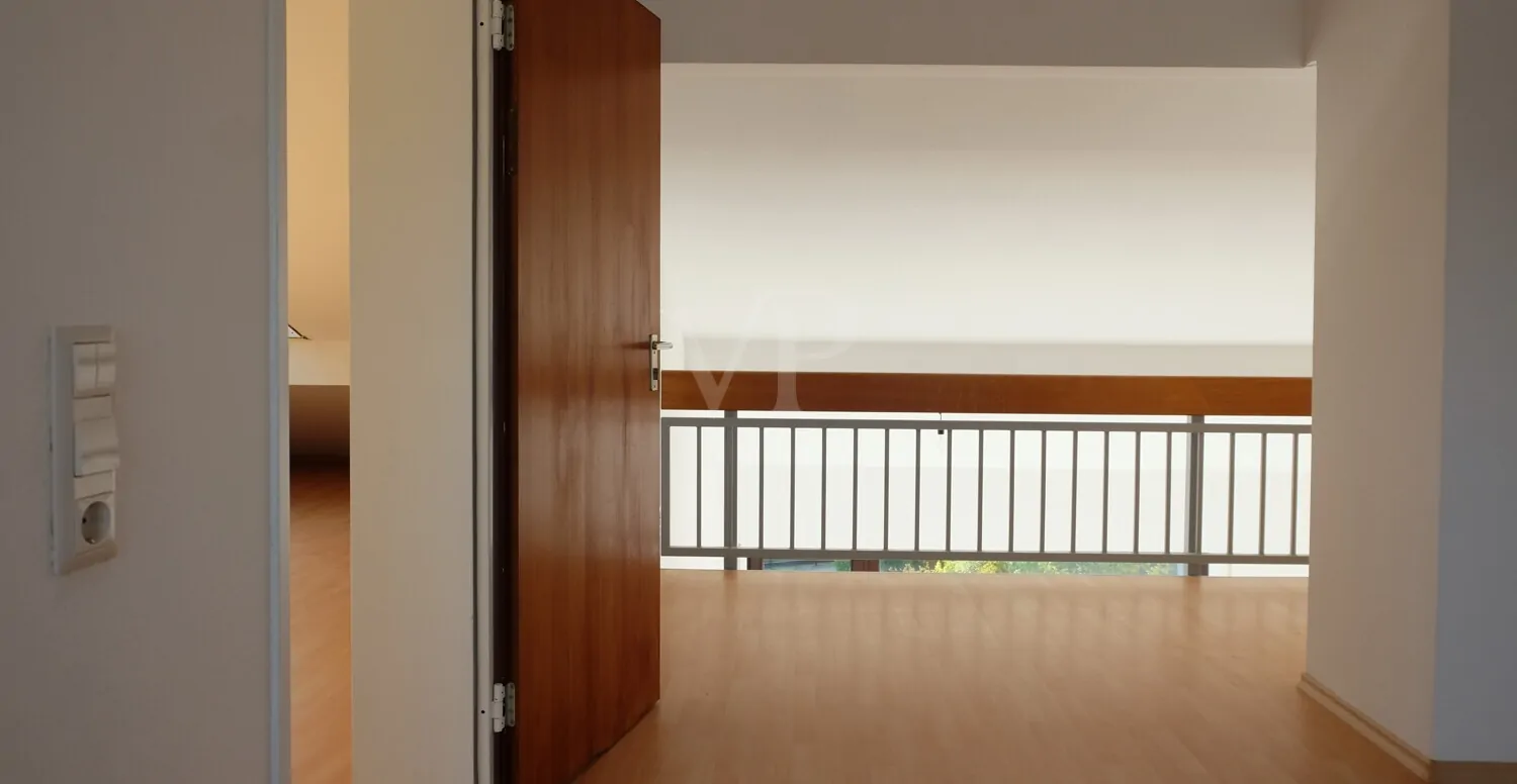 OG mit Blick ins Wohnzimmer