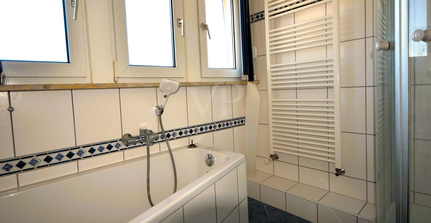 DG Bad mit Wanne u. Dusche