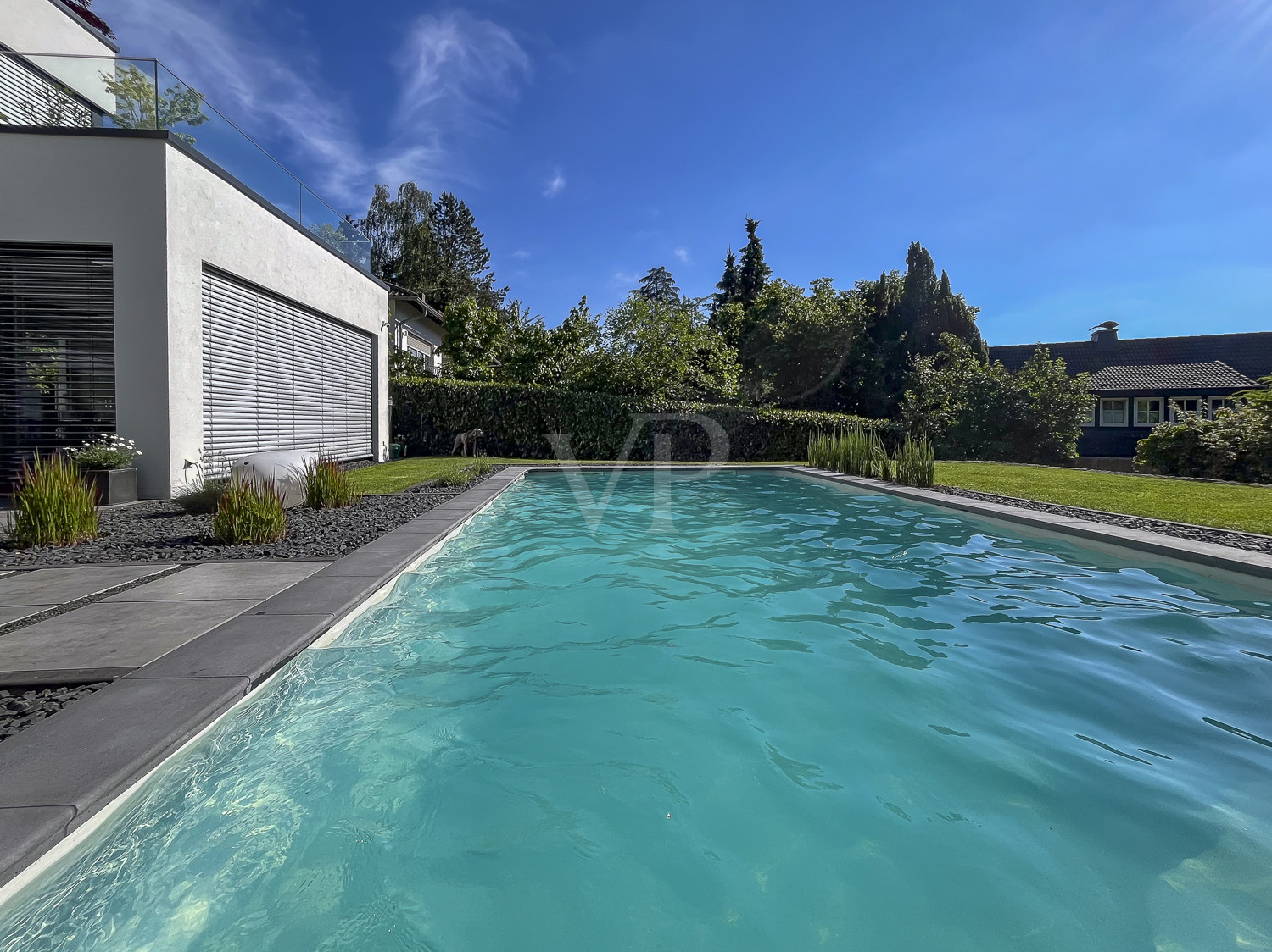 Den Sommer im eigenen Pool genießen