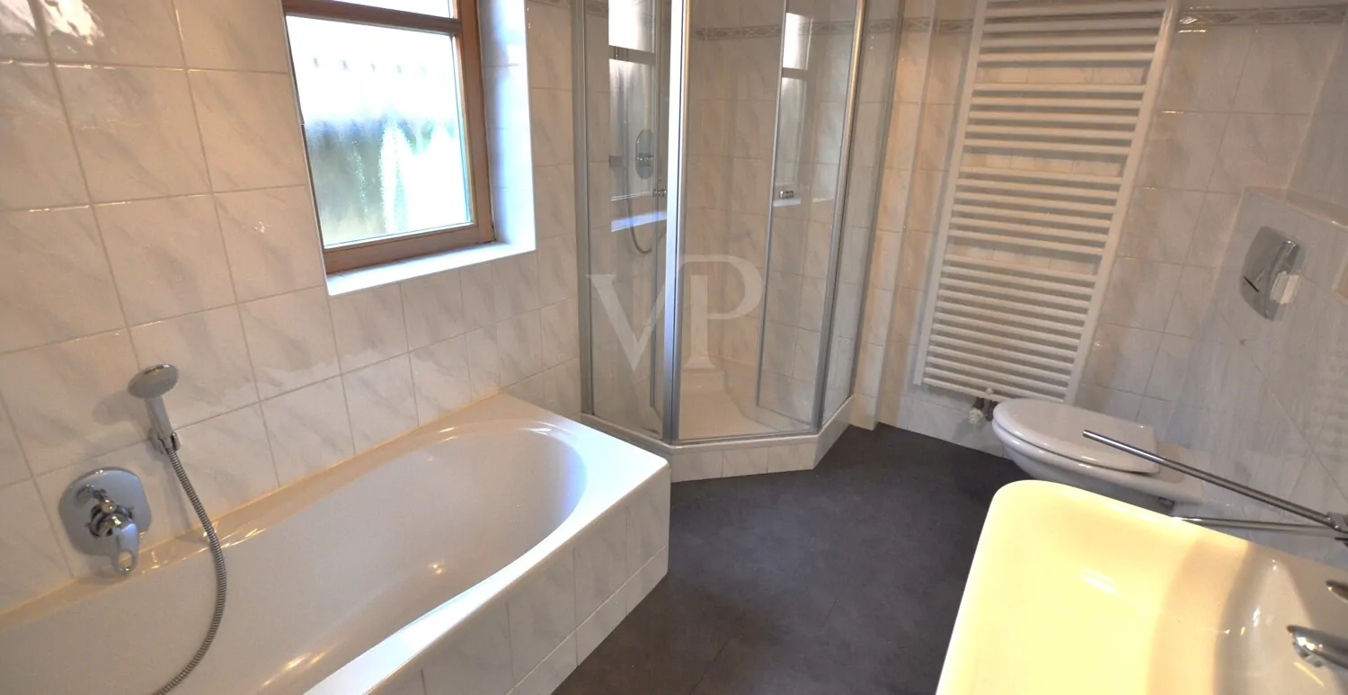 Mit Wanne und Dusche