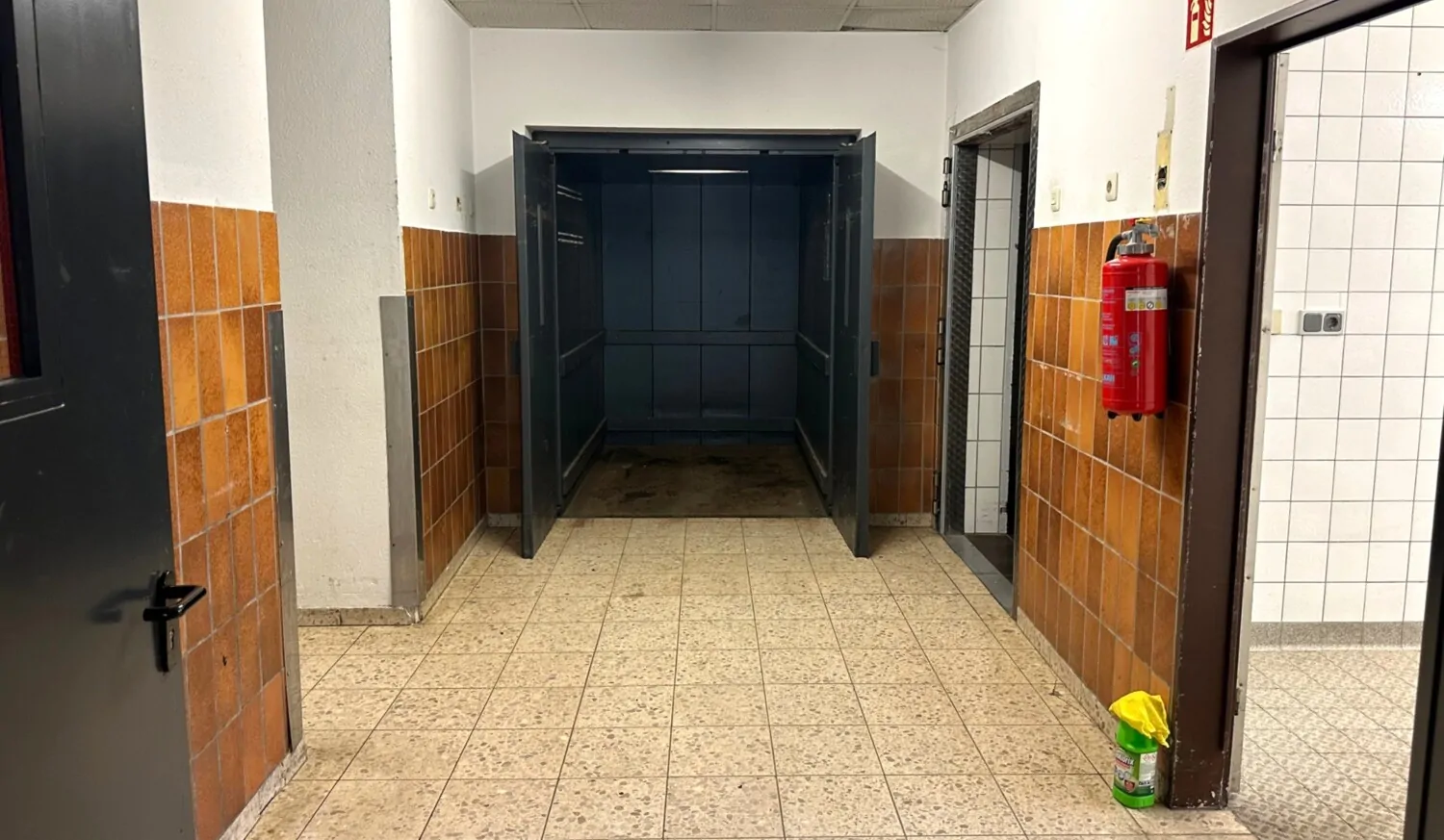 Durchgang Lastenaufzug