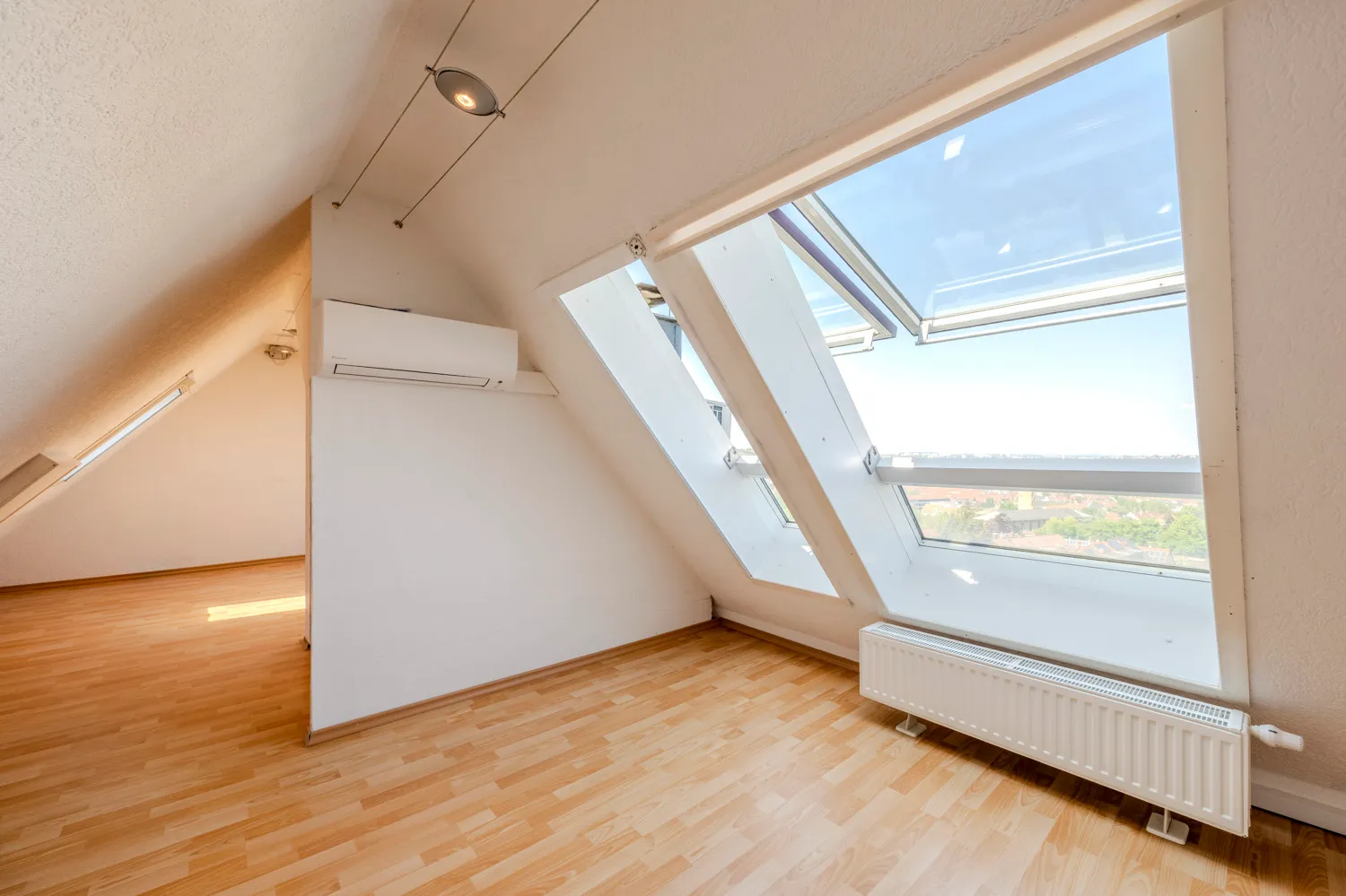 Ausgebautes Studio - lichtdurchflutet und klimatisiert