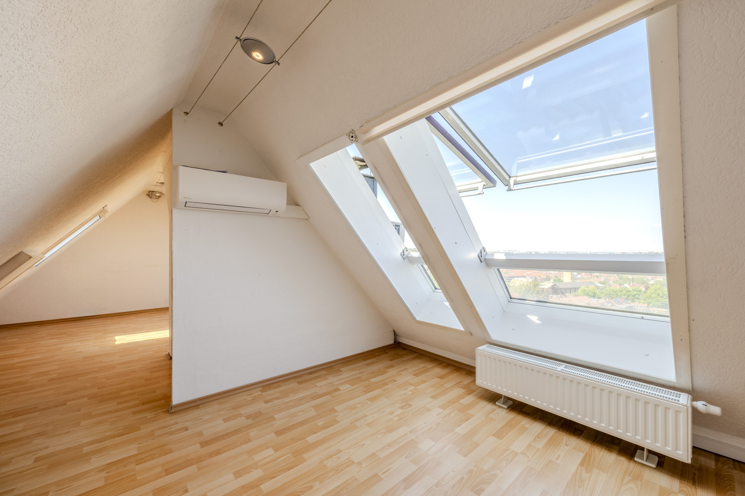 Ausgebautes Studio - lichtdurchflutet und klimatisiert