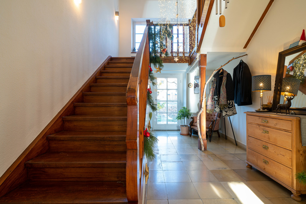 eine prachtvolle Treppe führt ins Obergeschoss
