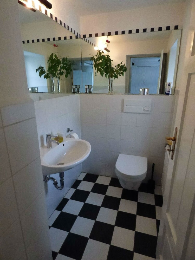 Gäste-WC im Erdgeschoss des Haupthauses