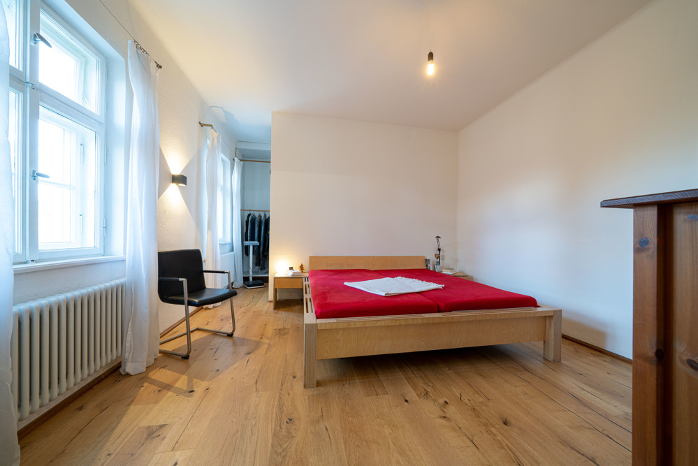 das Elternschlafzimmer mit Ankleide und Masterbad en suite