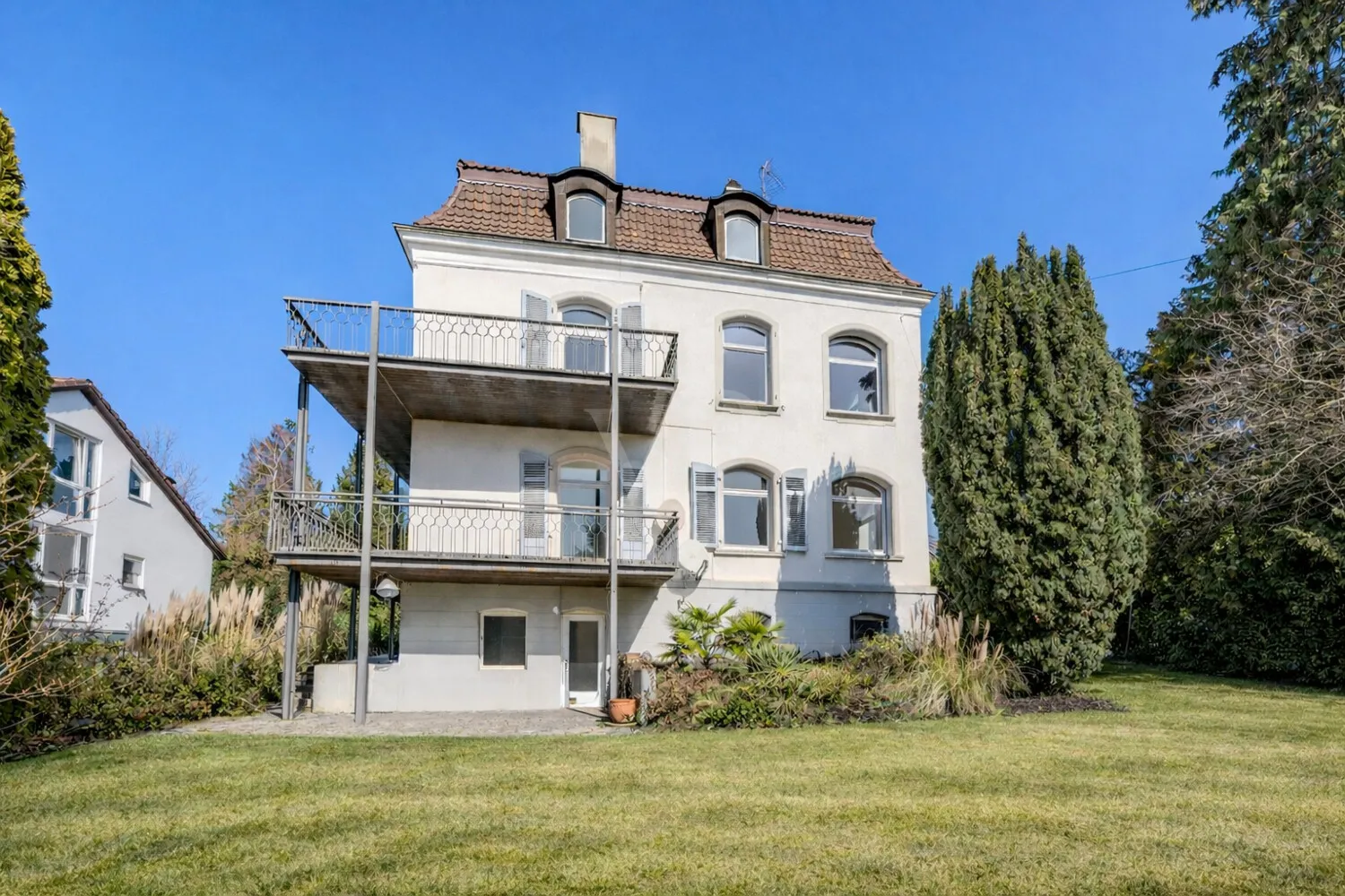 Großzügige Rückansicht mit Garten