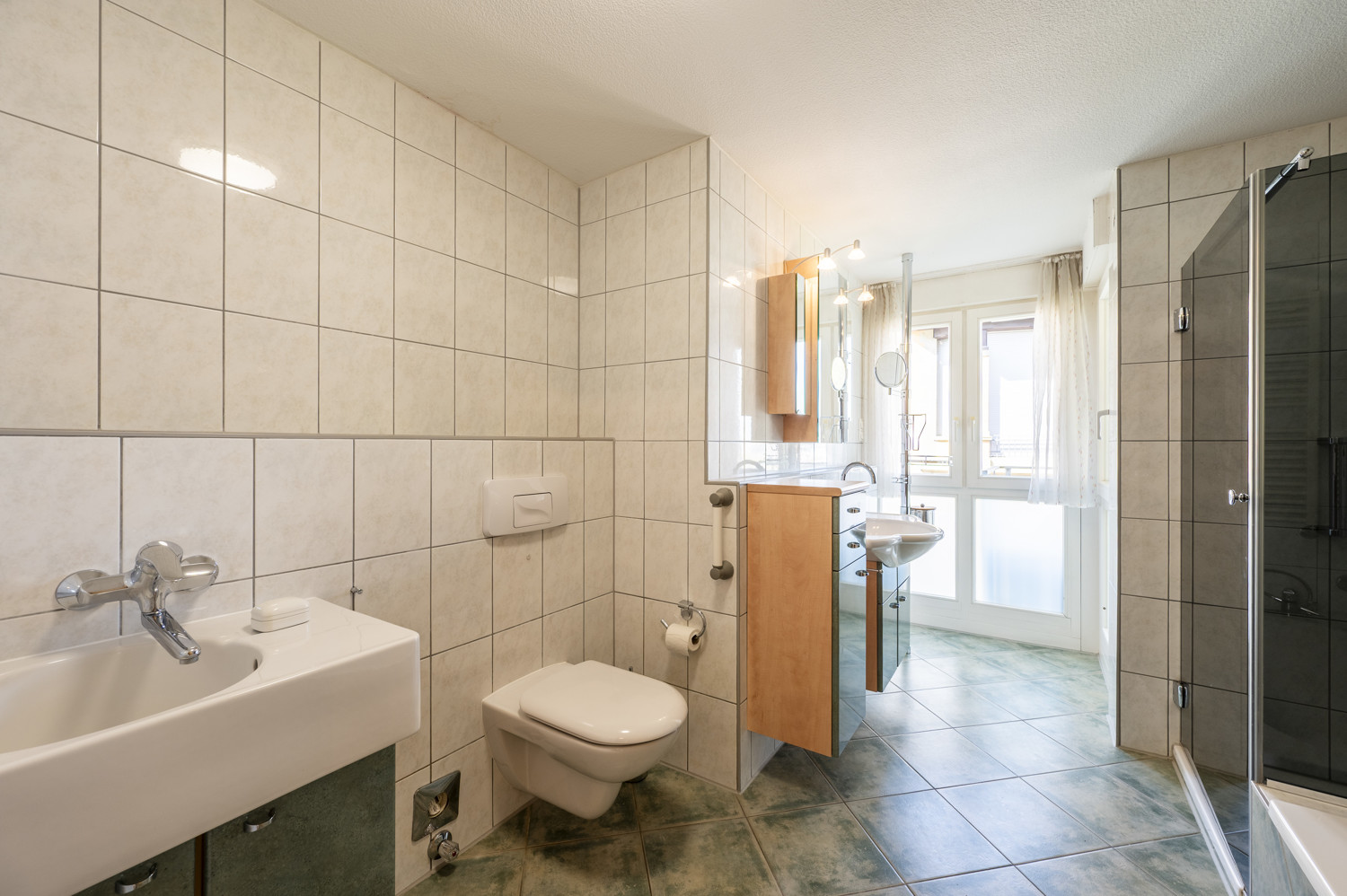 Badezimmer mit Tageslicht