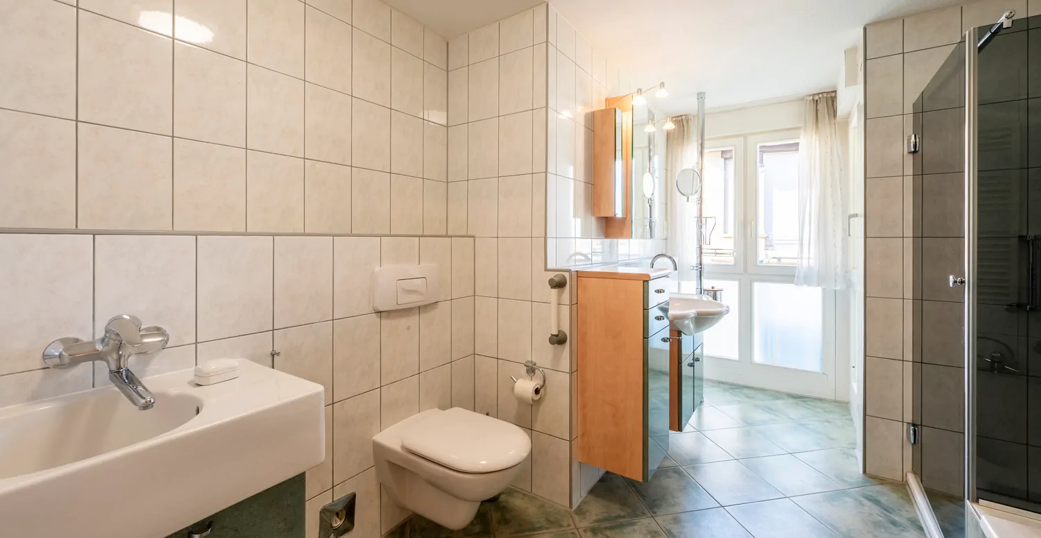 Badezimmer mit Tageslicht