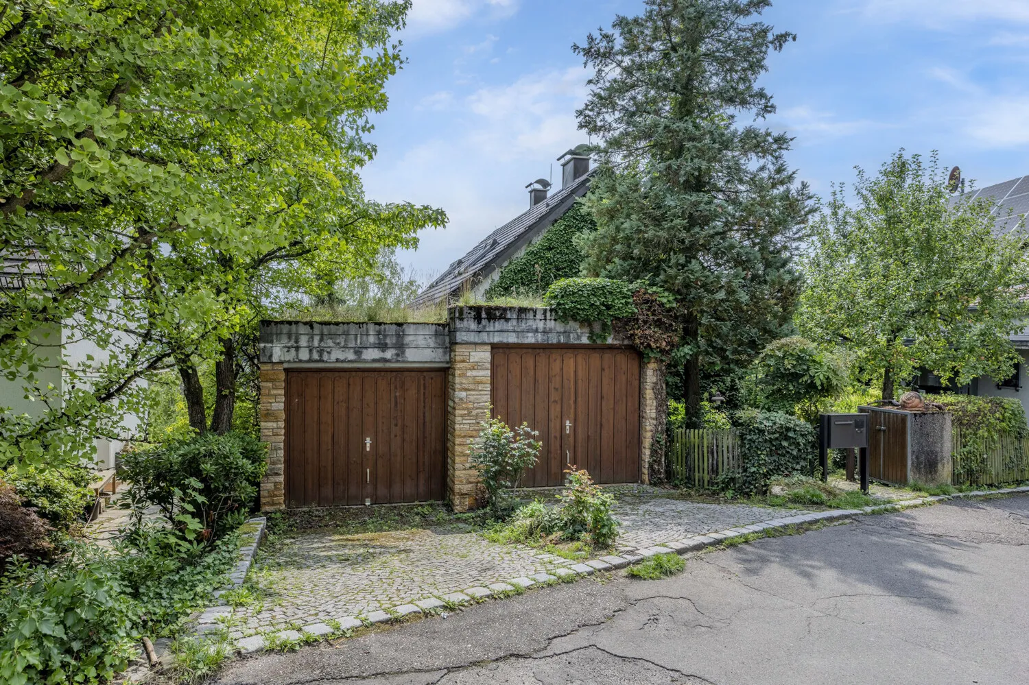 Garagen vor dem Haus