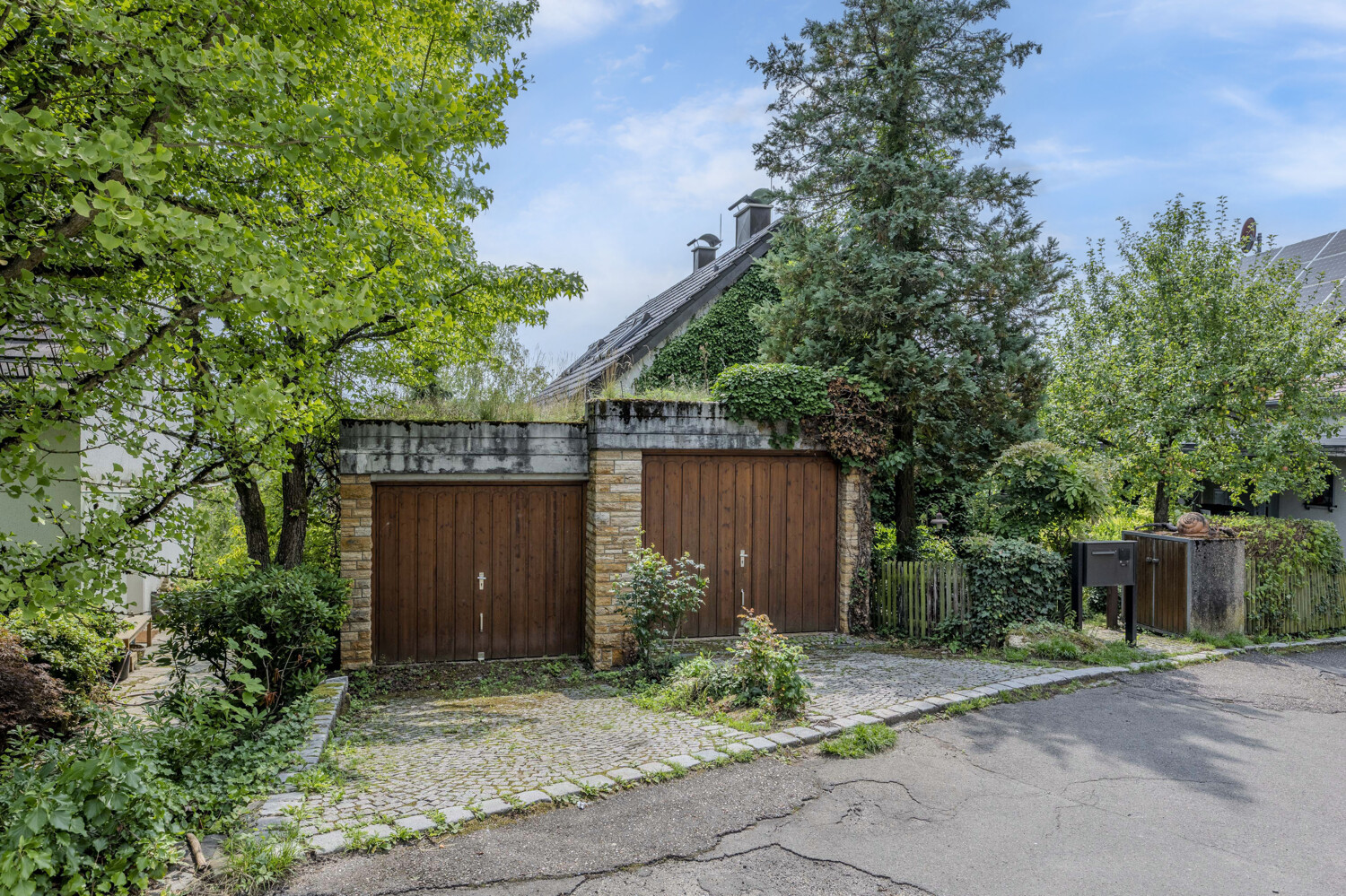 Garagen vor dem Haus