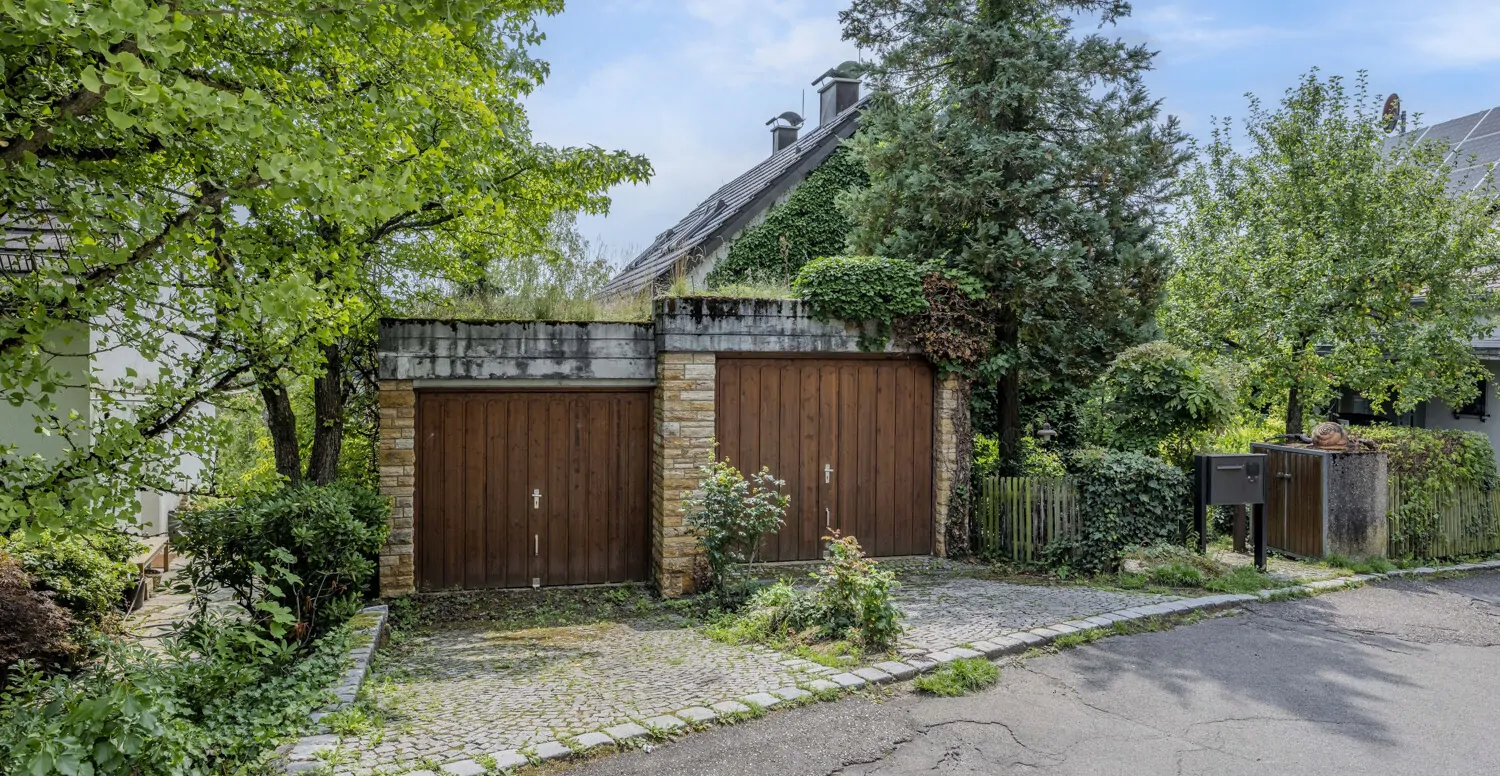 Garagen vor dem Haus