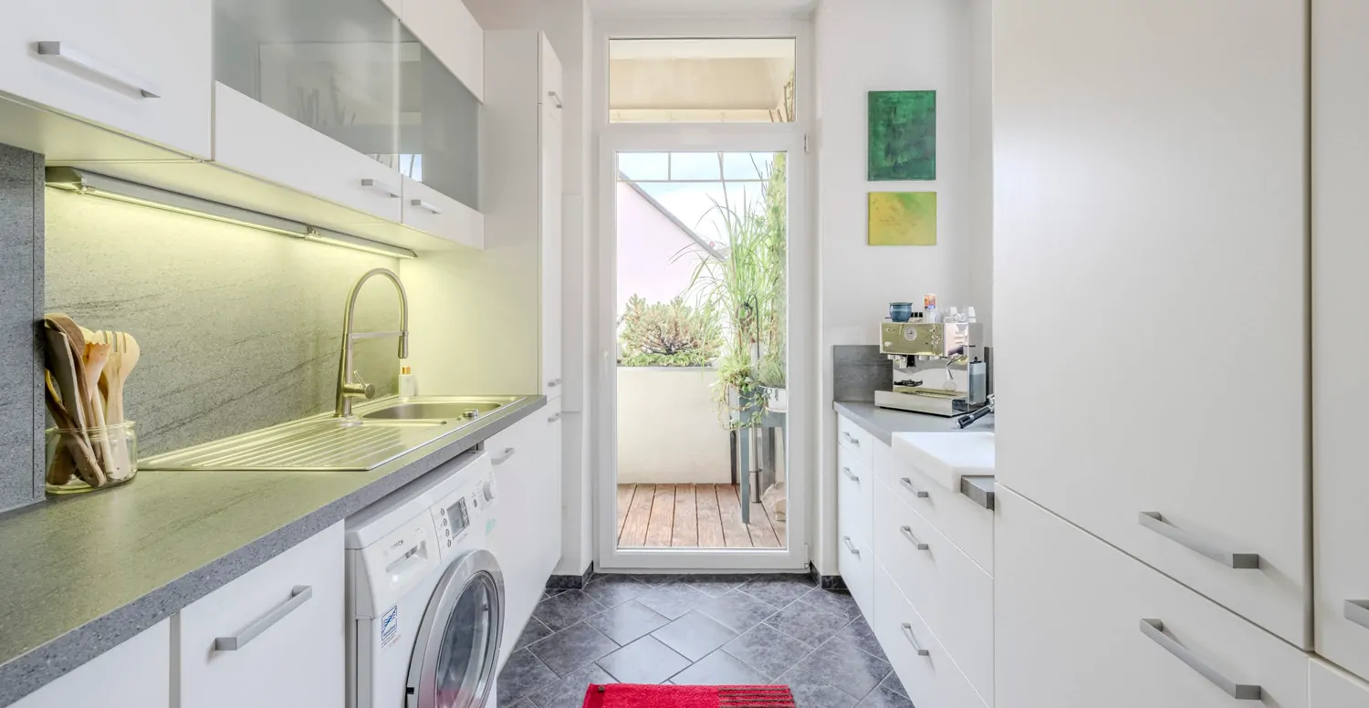 Einbauküche mit Zugang zur Loggia – ideal für Frühstück an der frischen Luft