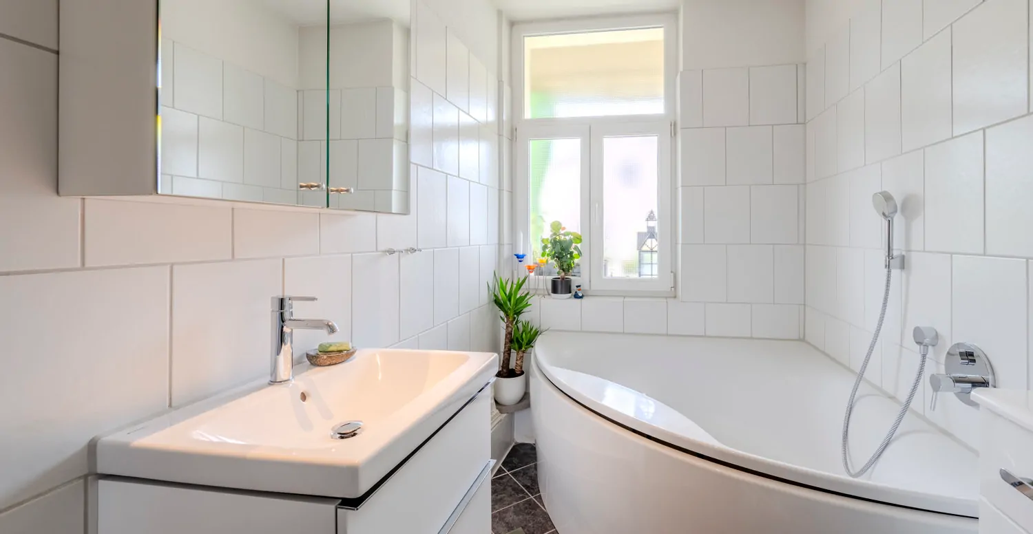 Tageslichtbad mit Eckbadewanne