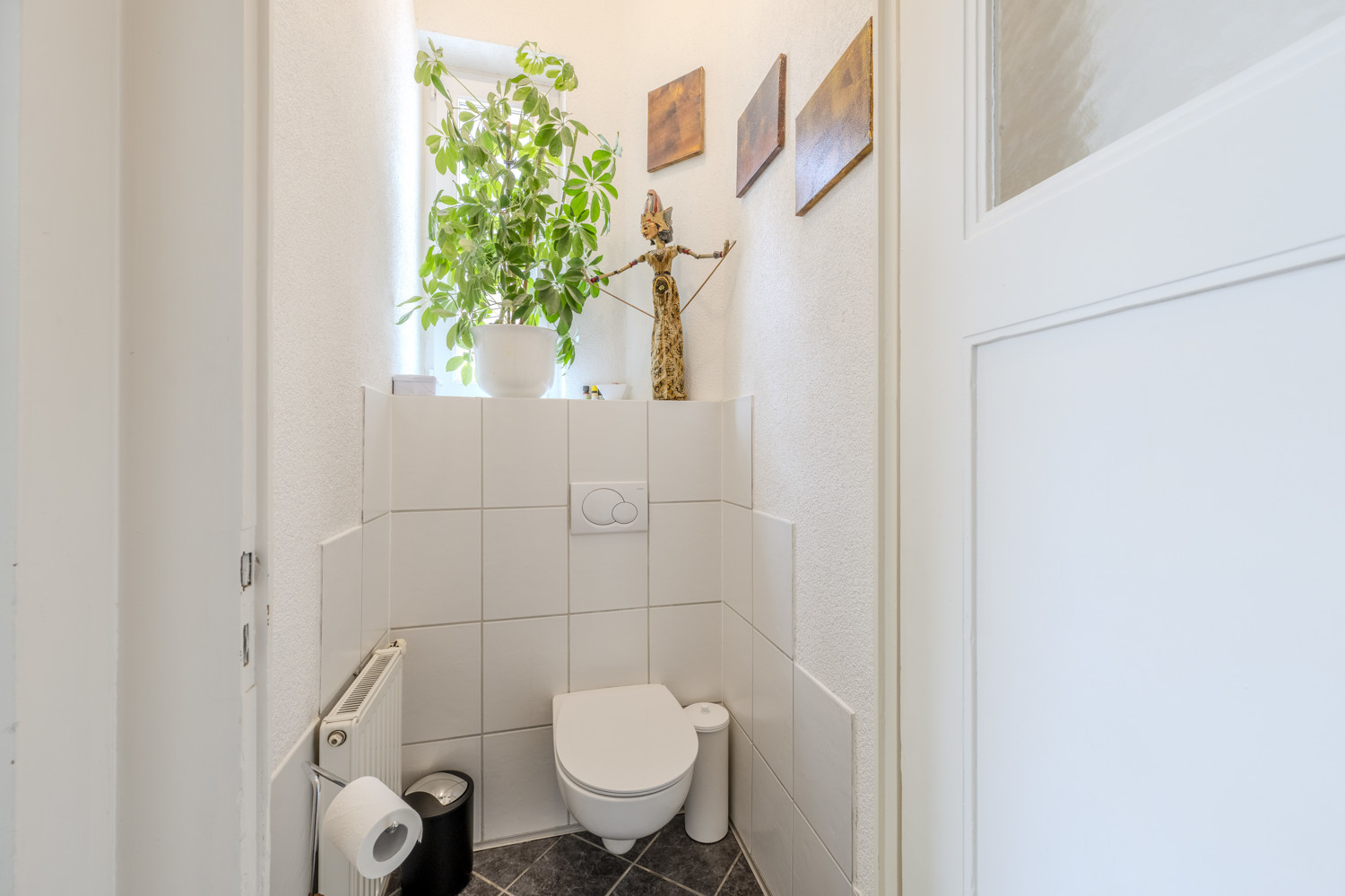 Modern gestaltetes, separates WC