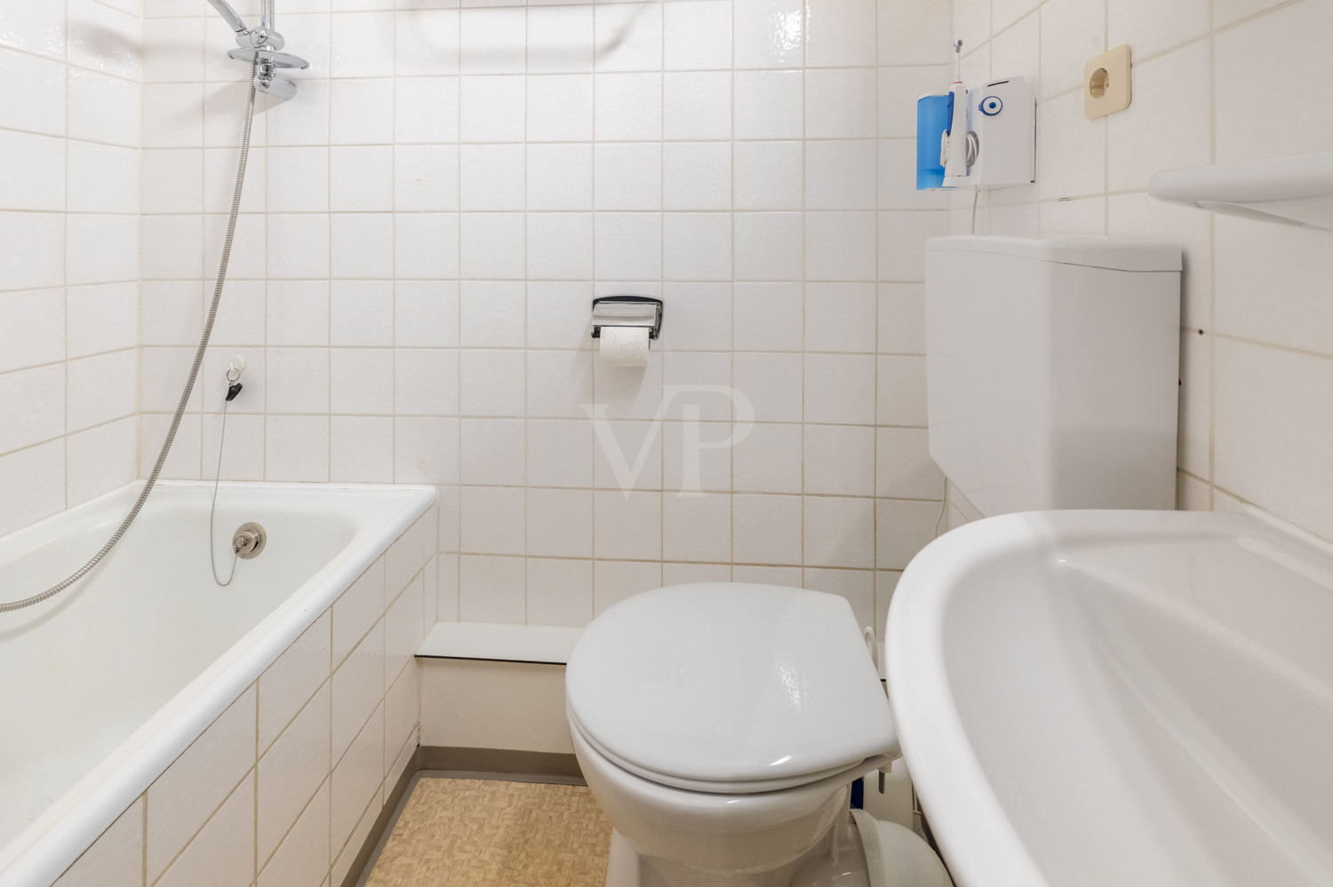 Bad mit Wanne, WC