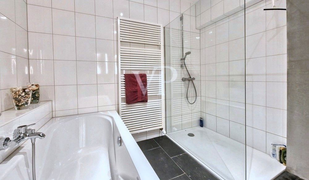 Dusche und Badewanne