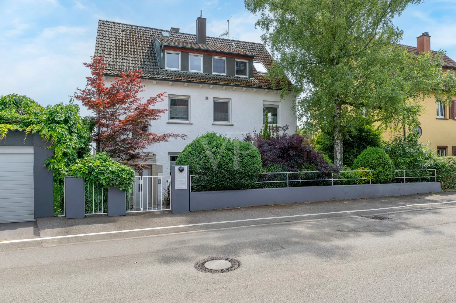 Your new home: Modernized three-family house in Stuttgart/Stammheim