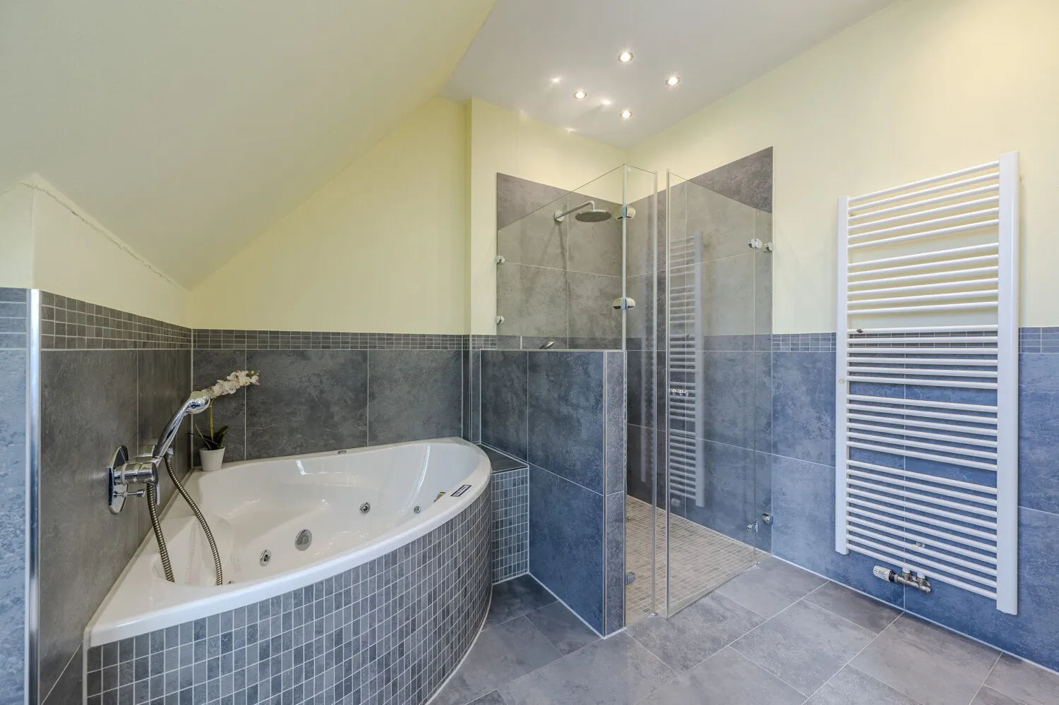 Eckbadewanne und bodengleiche Dusche