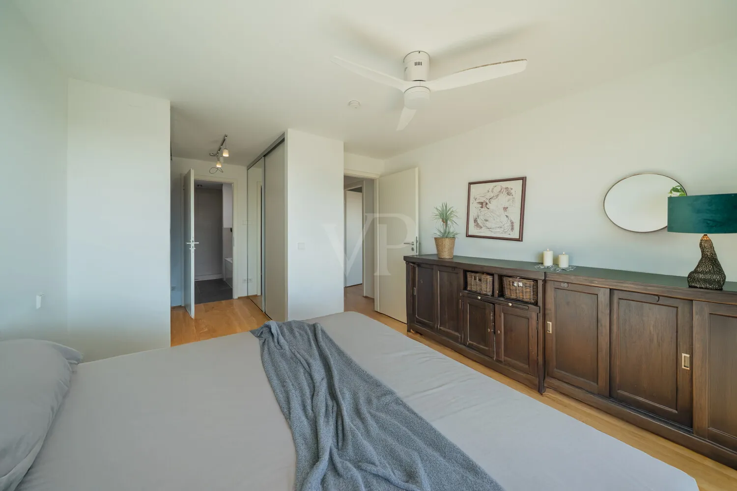 Schlafzimmer mit Badezimmer