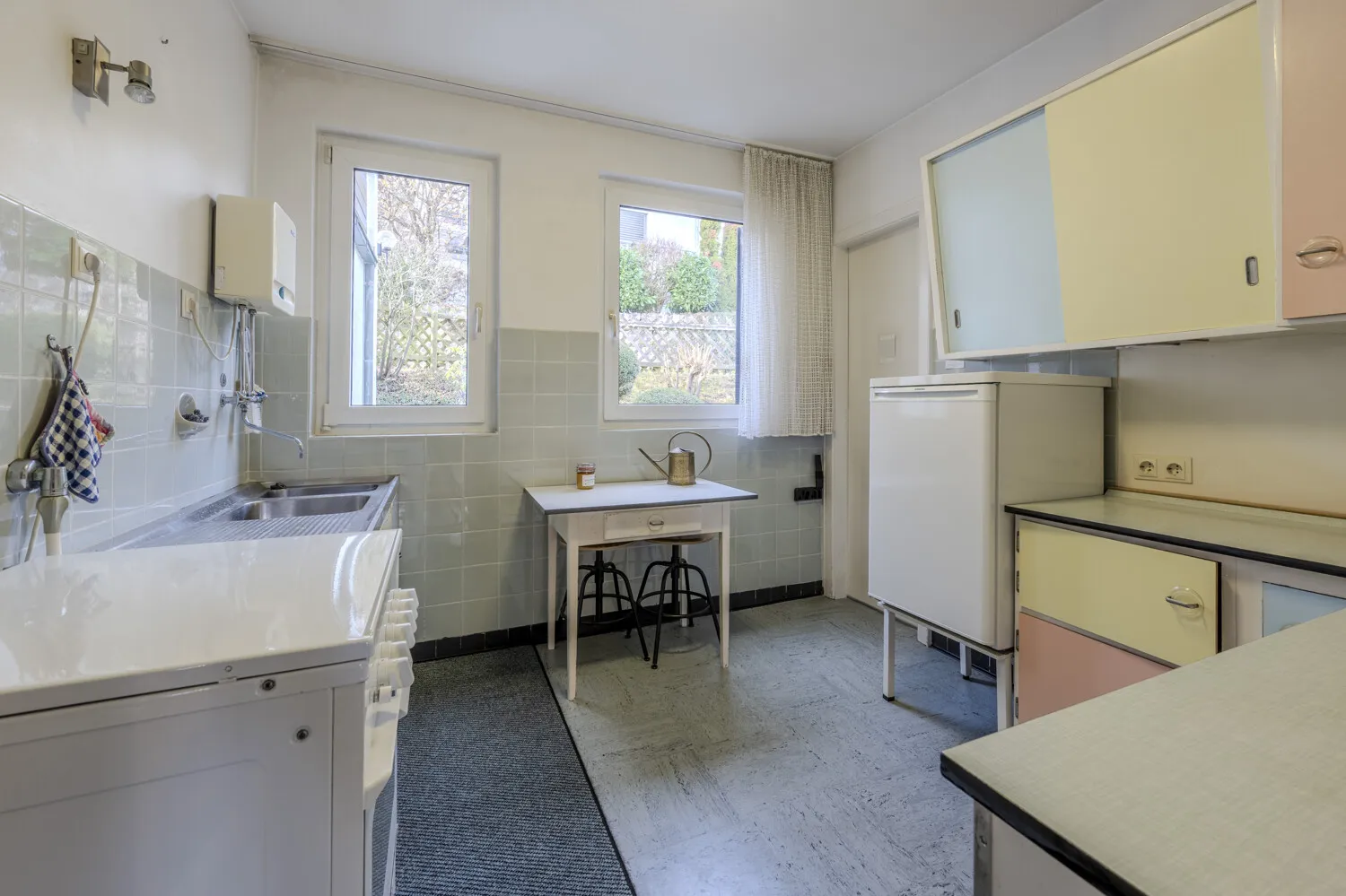 Küche mit Vorratsraum