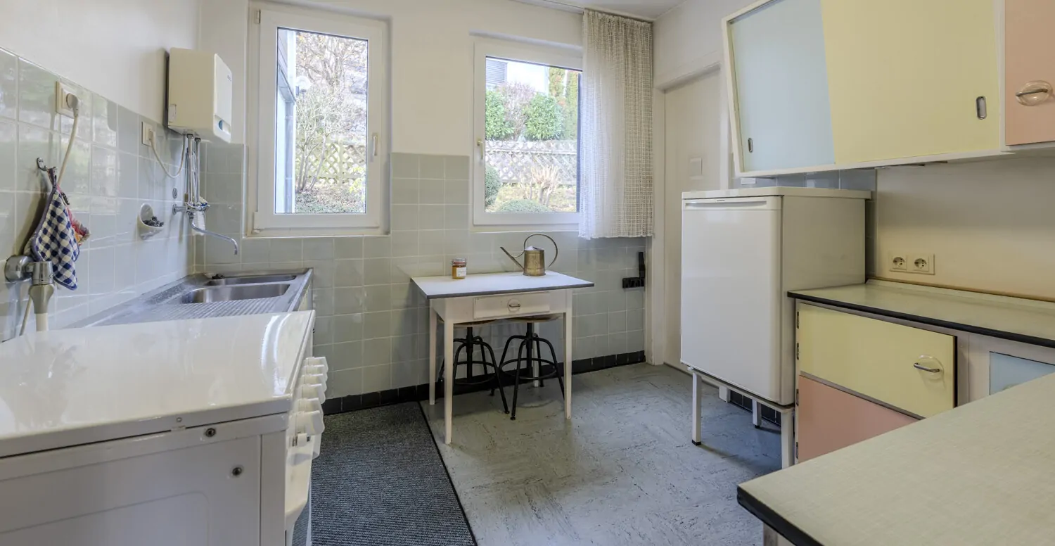 Küche mit Vorratsraum