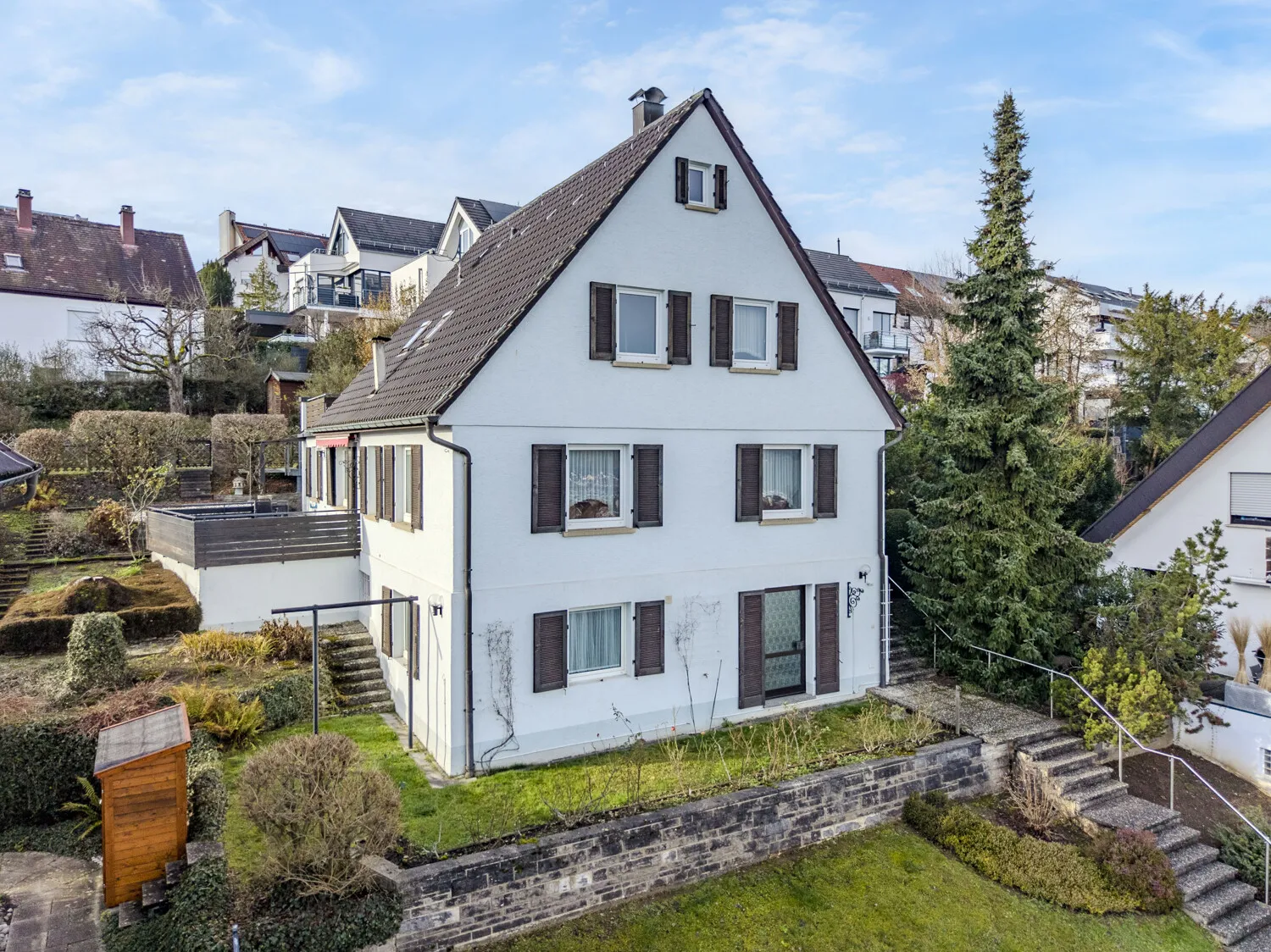 Freistehend in Hanglage