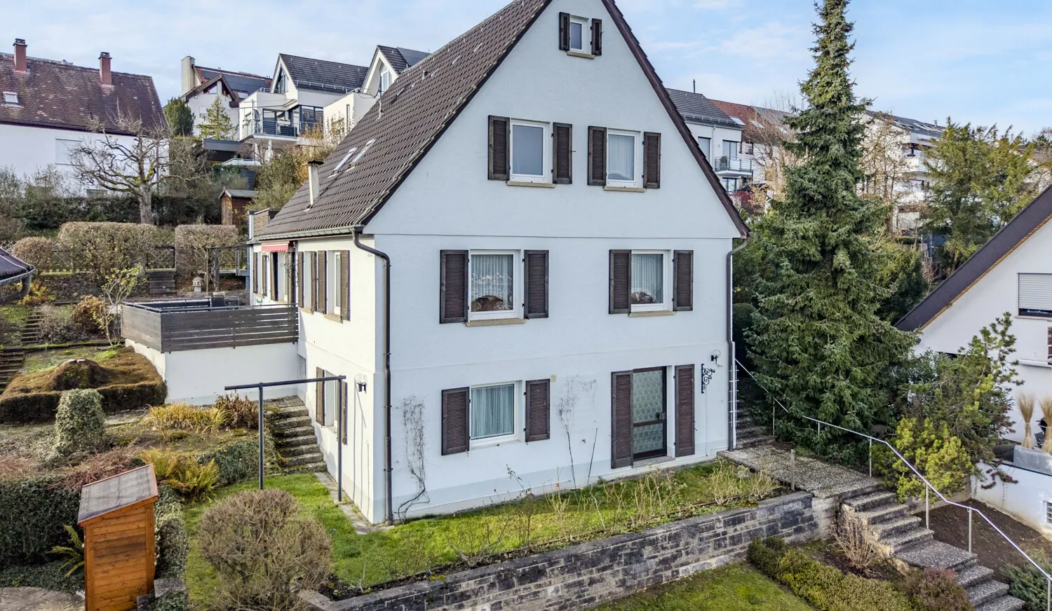 Freistehend in Hanglage