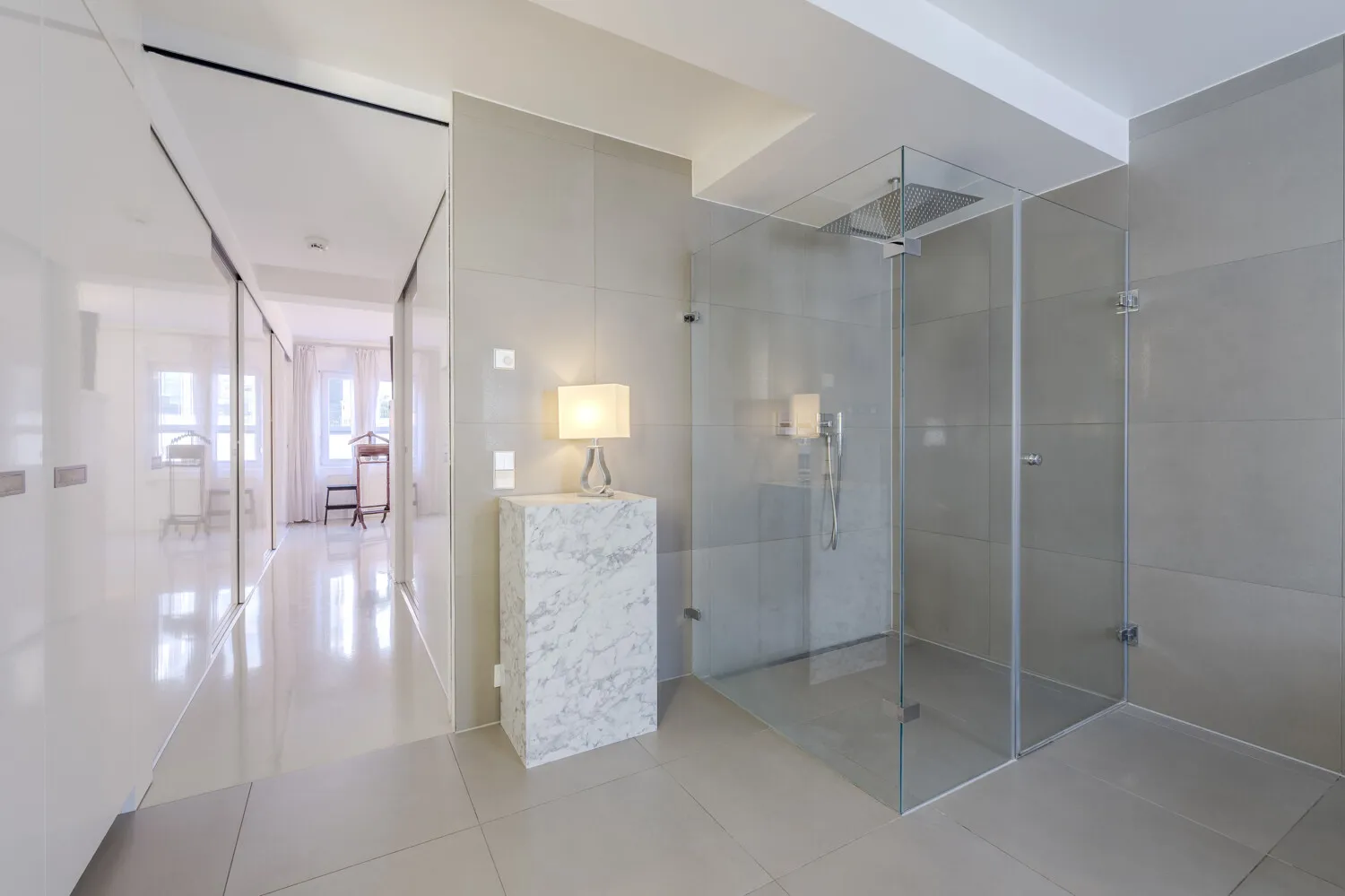Großzügige Walk-in-Dusche mit Glasabtrennung