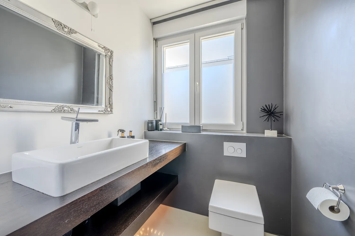 Modernes Gäste-WC mit Tageslicht