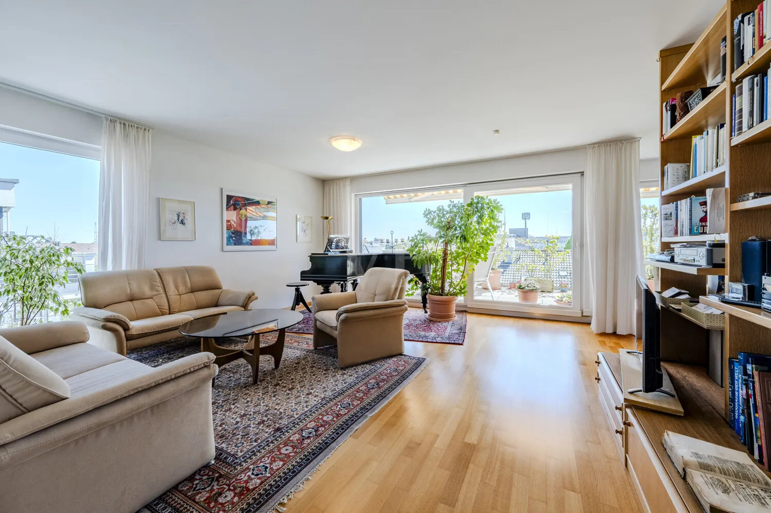Wohnbereich mit Zugang zur Dachterrasse