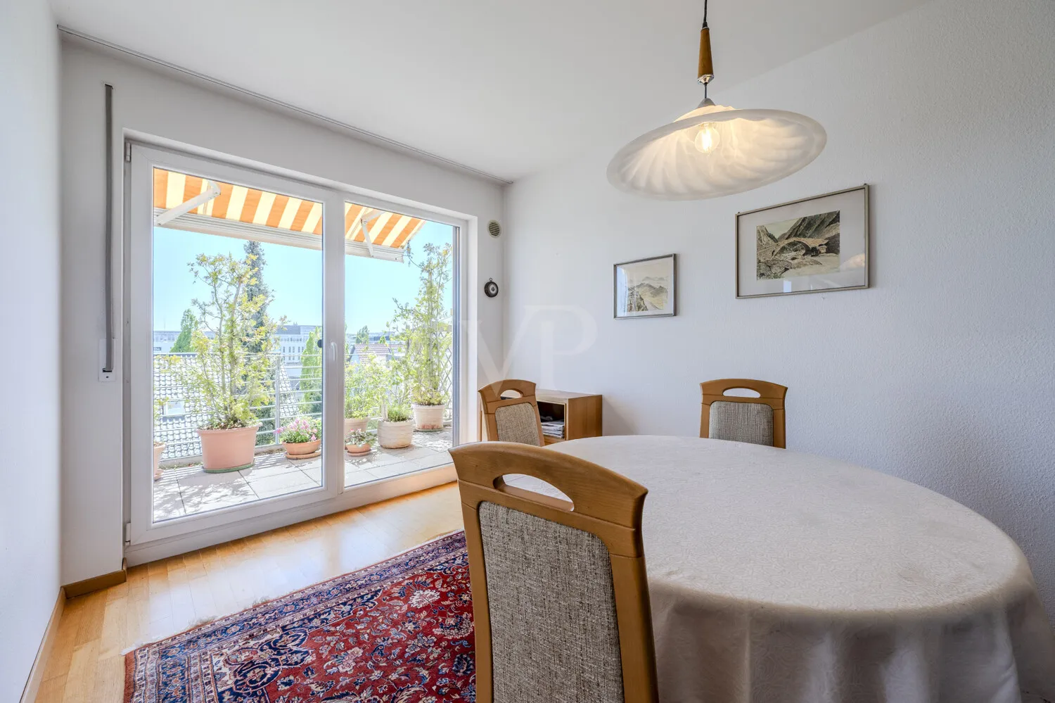 Essbereich mit Zugang zur Dachterrasse
