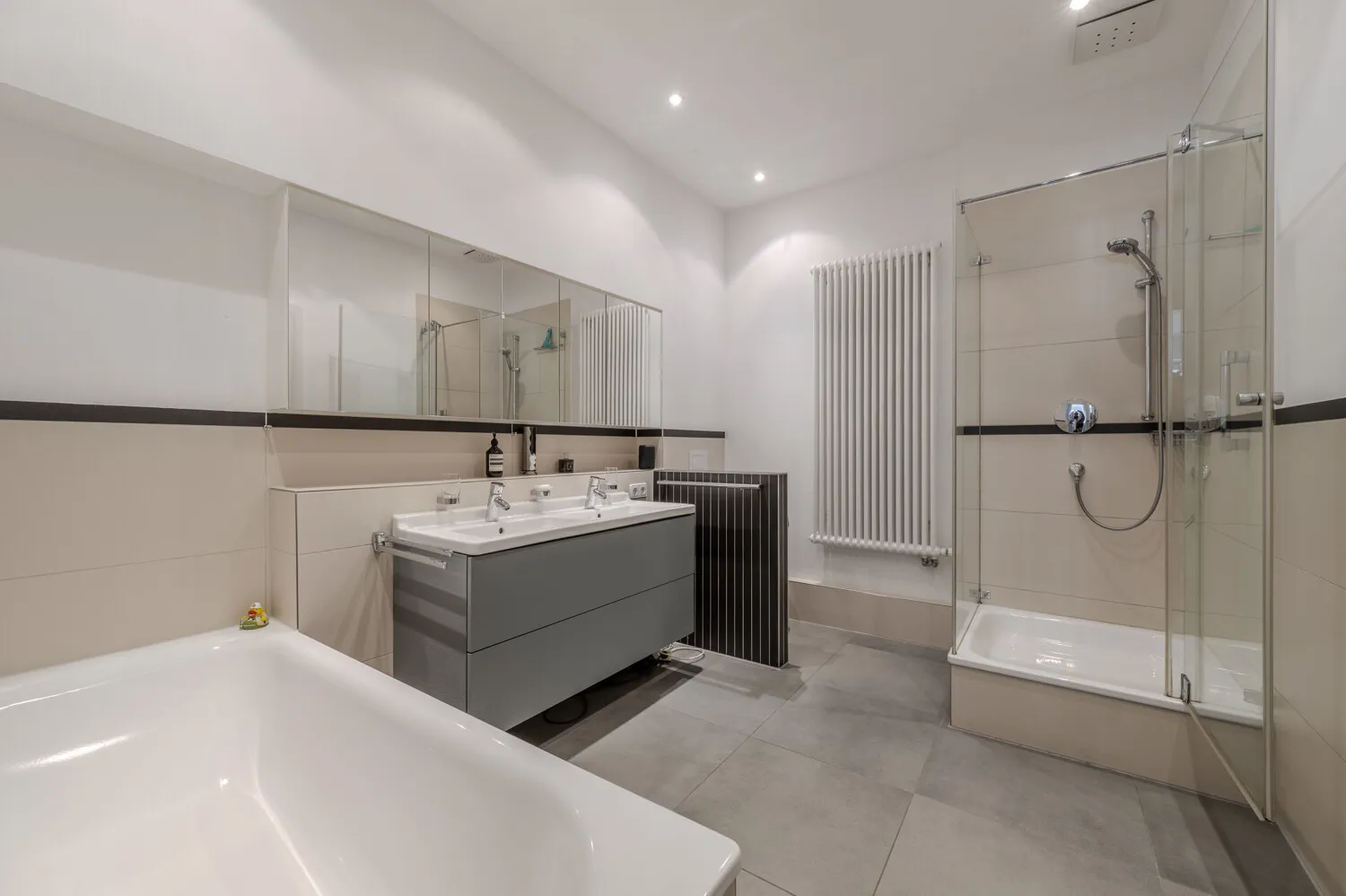 Großes Badezimmer