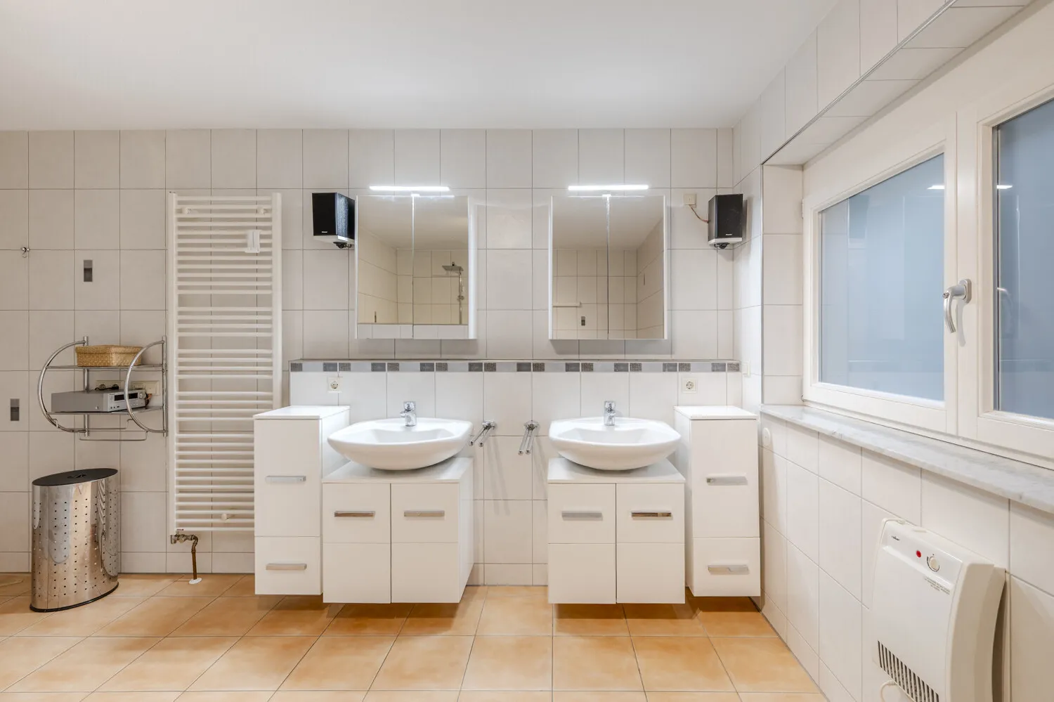 Geräumiges Badezimmer