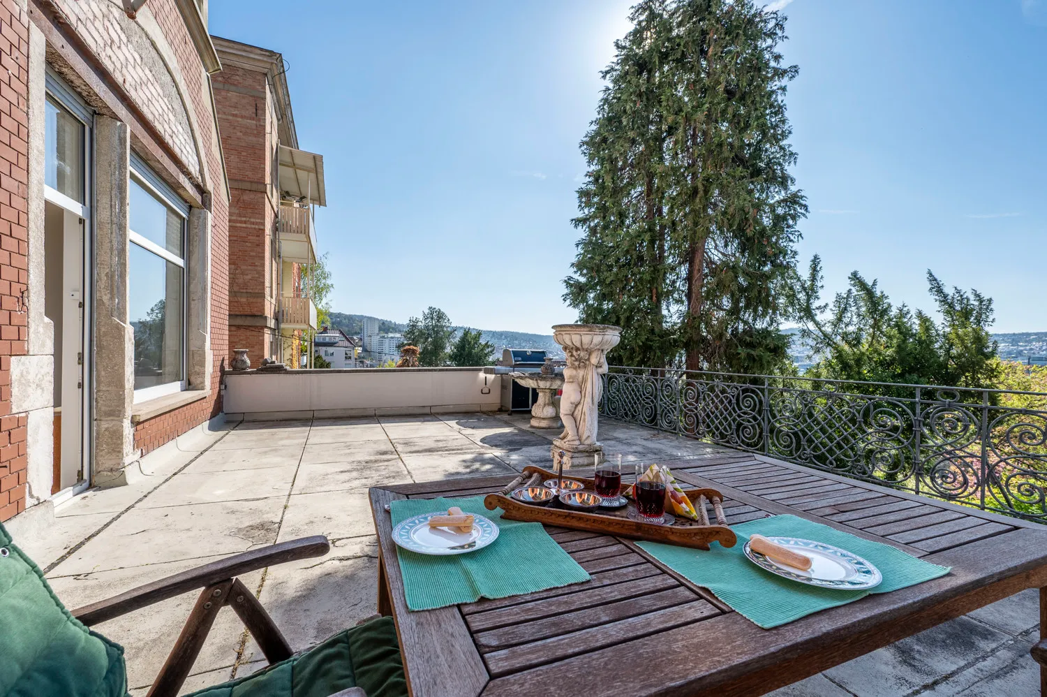 Sonnige Terrasse mit freiem Blick