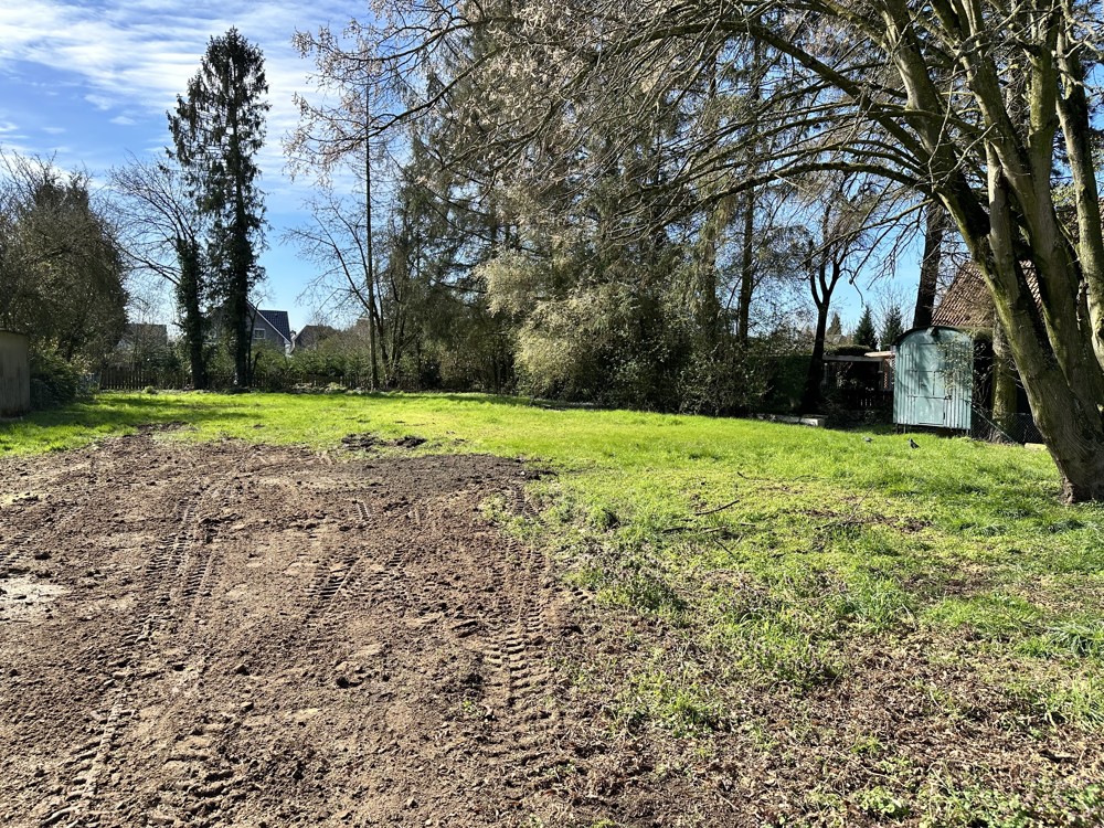 Niedrigenergie-Neubau auf großem Grundstück in ruhiger Lage