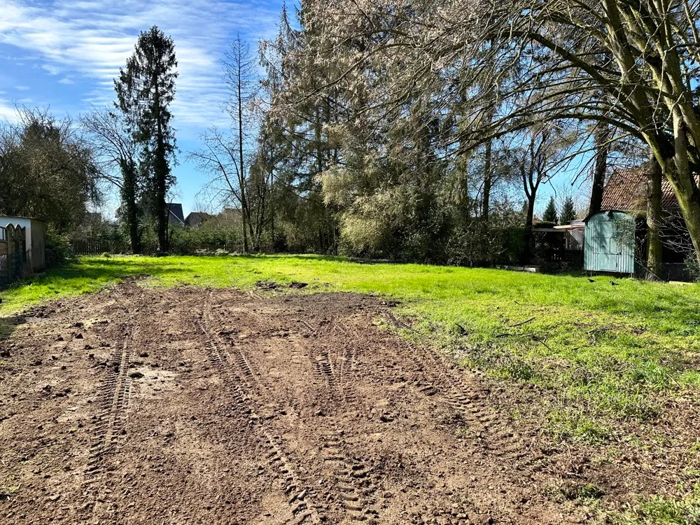 Terrain de taille supérieure à la moyenne dans un endroit calme