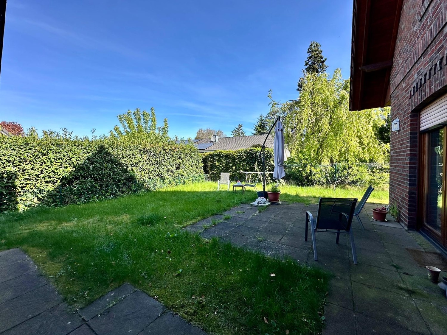 In bester Lage: Kleine Haushälfte mit Garten und Garage