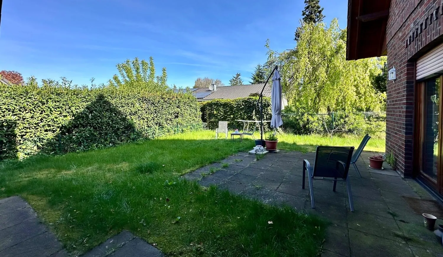 In bester Lage: Kleine Haushälfte mit Garten und Garage