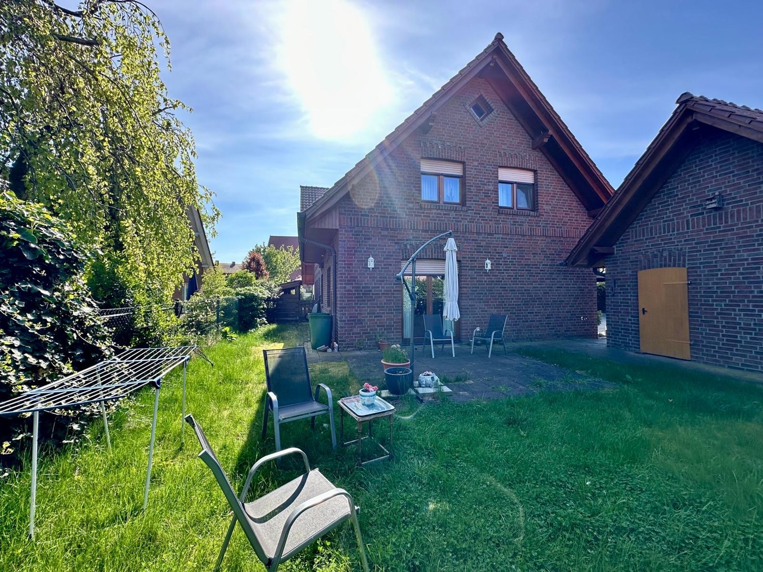 In bester Lage: Kleine Haushälfte mit Garten und Garage