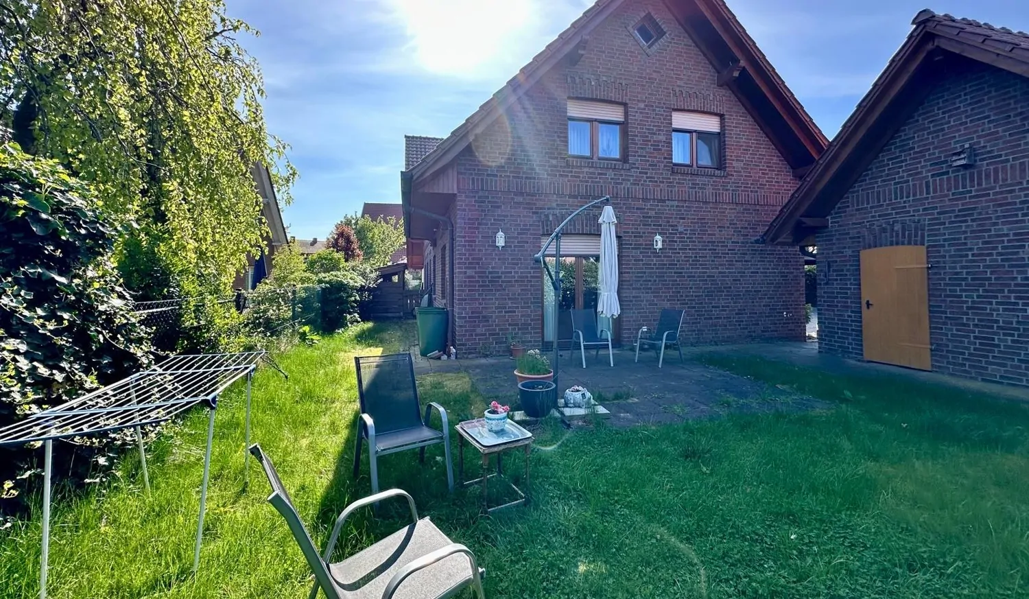 In bester Lage: Kleine Haushälfte mit Garten und Garage
